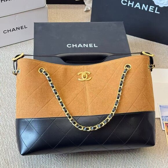 Classic CHANEL Bag: A Stylish and Versatile Choice for Elegance - Picture 6 of 6